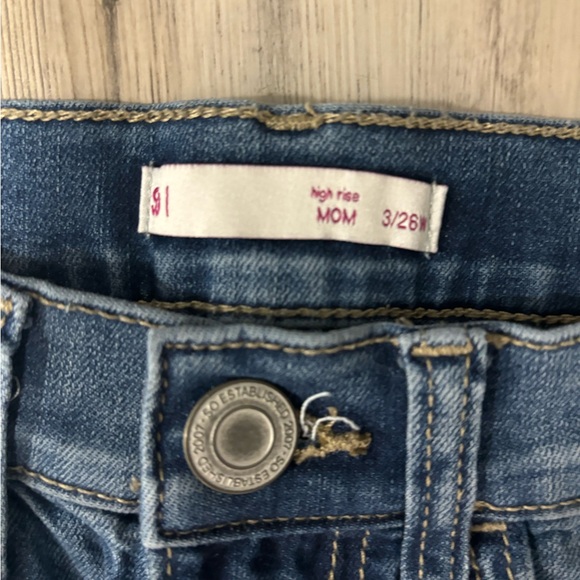 High-waisted distressed skinny jeans with ripped details #distresseddenim - Picture 5 of 6